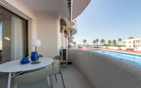 Cambrils 643: Mobilia, Sedia, Interior Design, Tavolo, Camera, Color Legno, Balcone, Soffitto, Eco Hotel, Latifoglie