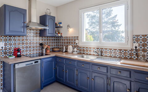 Les Jonquilles: Facciata, Porta, Casa, Tetto, Materiale Composito, Mobili Da Esterno, Shade, Estate, Portico, Sedia