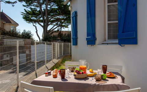 Les Gobions: Piscina, Materiale Composito, Appartamento, Condominio, Villa, Landscaping, Ricorrere, Hotel, Balcone, Eco Hotel