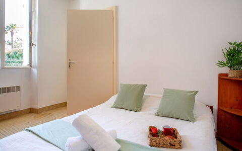 Les Gobions: Piscina, Materiale Composito, Appartamento, Condominio, Villa, Landscaping, Ricorrere, Hotel, Balcone, Eco Hotel