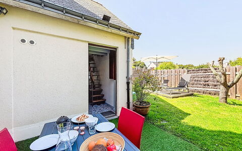 Charme de Banastère: Casa, Giardino, Cortile, Villetta, Backyard, Prato, Landscaping, Cortile, Sedia, Shade