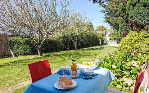 Charme de Banastère: Arbusto, Mobilia, Giardino, Tovaglia, Mobili Da Esterno, Sedia, Tavolo Esterno, Cortile, Serveware, Prato