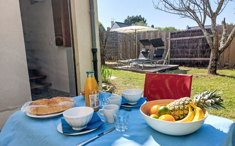 Charme de Banastère: Tavola, Mobilia, Serveware, Tavolo, Cibo, Mobili Da Esterno, Frutta, Dishware, Sedia, Prima Colazione