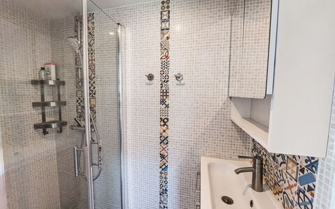 Charme de Banastère: Bagno, Idraulico Fixture, Pavimentazione, Interior Design, Pavimento, Idraulico, Piastrella, Mosaico, Materiale Composito, Camera