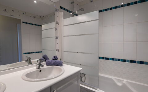 Entre Port et Plages: Idraulico Fixture, Interior Design, Bagno, Pavimentazione, Pavimento, Rubinetto, Idraulico, Piastrella, Lavello, Materiale Composito
