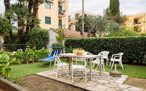 Casa del Mare: Mobilia, Arbusto, Mobili Da Esterno, Giardino, Sedia, Shade, Prato, Cortile, Backyard, Landscaping