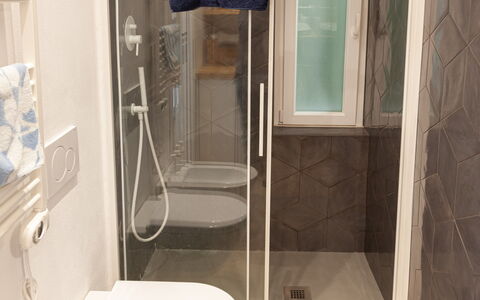 La Casa Dei Mandarini: Pavimentazione, Pavimento, Bagno, Toilet Seat, Idraulico Fixture, Interior Design, Gabinetto, Idraulico, Piastrella, Specchio
