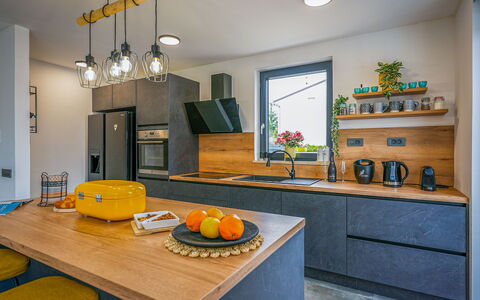 Villa Noel: Cucina, Controsoffitto, Interior Design, Legna, Mobilia, Pavimentazione, Cabinetry, Elettrodomestico Da Cucina, Soffitto, Elettrodomestico
