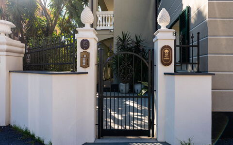 Libeccio: Zona Residenziale, Arbusto, Tetto, Casa, Villetta, Driveway, Estate, Raccordo, Landscaping, Cortile
