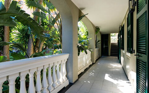 Libeccio: Zona Residenziale, Arbusto, Tetto, Casa, Villetta, Driveway, Estate, Raccordo, Landscaping, Cortile