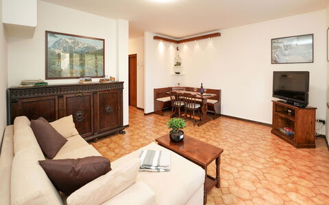 Re.ri: Mobilia, Interior Design, Pavimentazione, Divano, Pavimento, Camera, Legna, Soffitto, Soggiorno, Tavolo