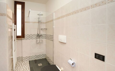 Casa Rigo: Pavimentazione, Bagno, Pavimento, Parete, Idraulico Fixture, Interior Design, Gabinetto, Piastrella, Idraulico, Rubinetto