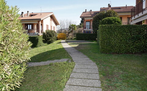 Casa Rigo: Erba, Arbusto, Zona Residenziale, Casa, Casa, Giardino, Lotto, Groundcover, Prato, Landscaping