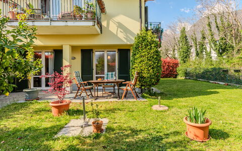 Raul: Arbusto, Casa, Zona Residenziale, Casa, Giardino, Lotto, Prato, Groundcover, Cortile