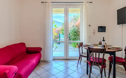 Raul: Pavimentazione, Mobilia, Casa, Pavimento, Appartamento, Sedia, Cucina & Sala Da Pranzo Tavolo, Tavolino Da Caffè, Soggiorno