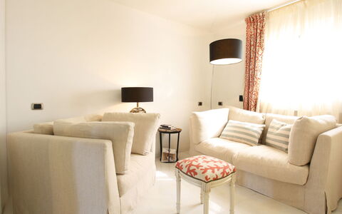 Villino Sonia: Mobilia, Interior Design, Divano, Parete, Soggiorno, Legna, Pavimentazione, Camera, Pavimento, Tessile