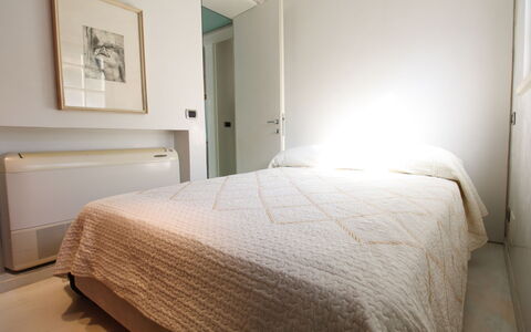 Villino Sonia: Letto, Camera Da Letto, Interior Design, Bedding, Parete, Lenzuolo, Pavimento, Pavimentazione, Legna, Mobilia