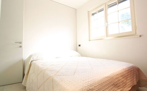 Villino Sonia: Letto, Camera Da Letto, Interior Design, Parete, Pavimento, Pavimentazione, Legna, Lenzuolo, Bedding, Soffitto