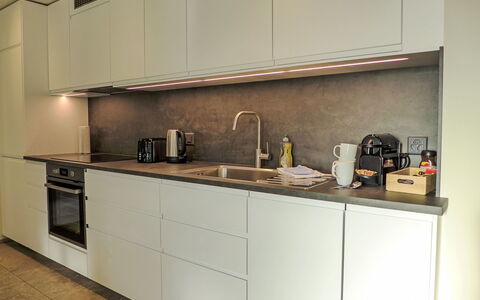Huus Chloster, Apt Niesen: Cucina, Elettrodomestico Da Cucina, Controsoffitto, Pavimentazione, Interior Design, Cabinetry, Legna, Apparecchio Major, Elettrodomestico, Mobilia