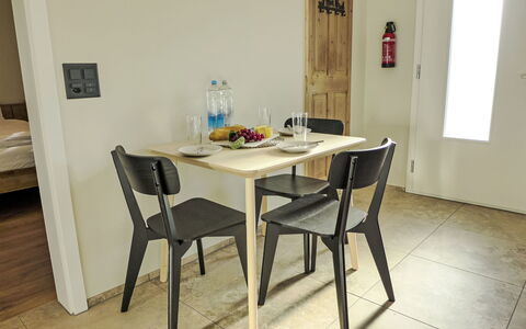 Huus Chloster, Apt Niesen: Mobilia, Pavimentazione, Legna, Pavimento, Tavolo, Sedia, Interior Design, Cucina & Sala Da Pranzo Tavolo, Sala Da Pranzo, Color Legno