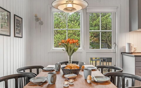 Brodde - 300M from the Sea: Interior Design, Legna, Mobilia, Soffitto, Lampada, Sala Da Pranzo, Pavimentazione, Cucina & Sala Da Pranzo Tavolo, Tavolo, Lampadario