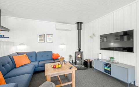Brodde - 300M from the Sea: Legna, Interior Design, Soffitto, Mobilia, Pavimentazione, Casa, Soggiorno, Divano, Pavimento, Illuminazione