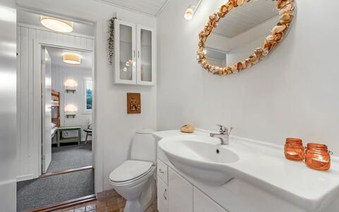 Brodde - 300M from the Sea: Interior Design, Parete, Idraulico Fixture, Pavimentazione, Lavandino Del Bagno, Pavimento, Bagno, Mobiletto Del Bagno, Soffitto, Lavello