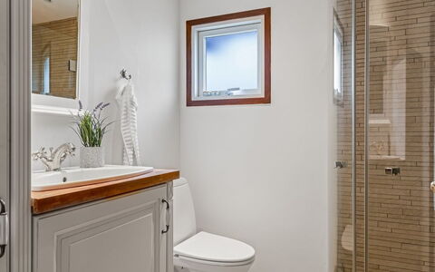 Thorvor - 400M from the Sea: Bagno, Idraulico Fixture, Parete, Pavimentazione, Pavimento, Interior Design, Rubinetto, Lavello, Idraulico, Specchio