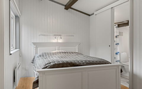 Thorvor - 400M from the Sea: Interior Design, Parete, Camera Da Letto, Pavimentazione, Legna, Mobilia, Pavimento, Soffitto, Letto, Camera