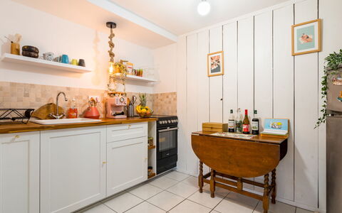 Long Beach: Mobilia, Legna, Interior Design, Cabinetry, Cucina, Pavimentazione, Controsoffitto, Credenza, Camera, Color Legno