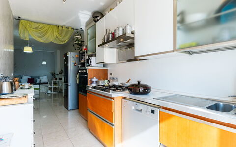 Calella: Mobilia, Legna, Interior Design, Cabinetry, Cucina, Pavimentazione, Controsoffitto, Credenza, Camera, Color Legno