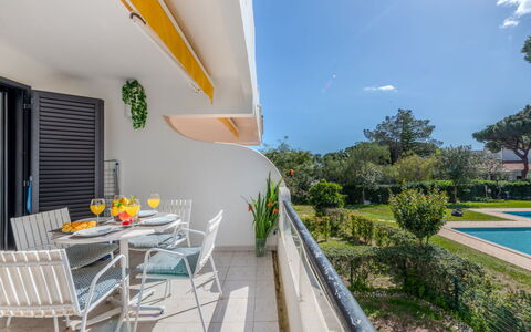Solar Dos Pinheiros: Mobilia, Legna, Interior Design, Cabinetry, Cucina, Pavimentazione, Controsoffitto, Credenza, Camera, Color Legno