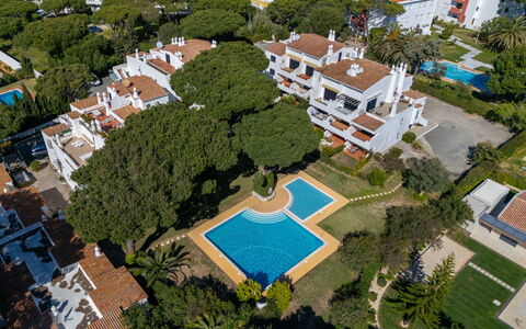 Solar Dos Pinheiros: Mobilia, Legna, Interior Design, Cabinetry, Cucina, Pavimentazione, Controsoffitto, Credenza, Camera, Color Legno