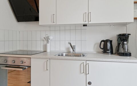 Felicia - 200M from the Sea: Cucina, Elettrodomestico Da Cucina, Controsoffitto, Legna, Apparecchio Major, Lavandino Della Cucina, Pavimentazione, Lavello, Interior Design, Cabinetry