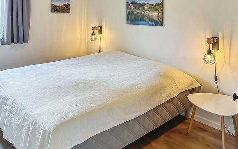 Felicia - 200M from the Sea: Letto, Mobilia, Camera Da Letto, Bedding, Interior Design, Pavimento, Lenzuolo, Pavimentazione, Legna, Biancheria