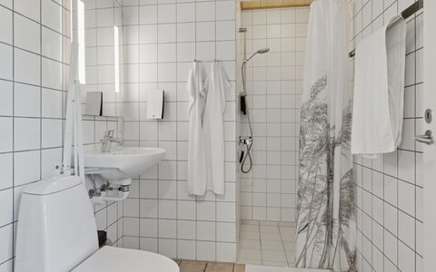 Felicia - 200M from the Sea: Pavimentazione, Interior Design, Idraulico Fixture, Pavimento, Bagno, Idraulico, Gabinetto, Toilet Seat, Appartamento, Piastrella