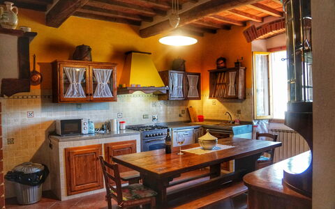 Agriturismo Casa Da Pietro: Mobilia, Interior Design, Pavimentazione, Cucina, Legna, Pavimento, Soffitto, Cabinetry, Camera, Tavolo