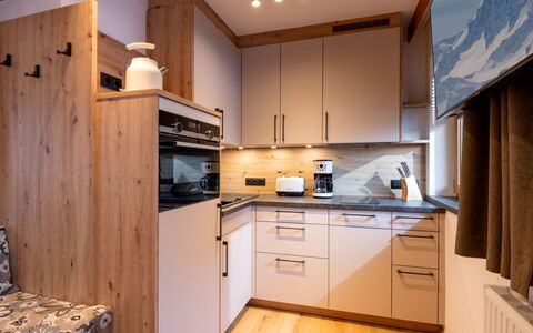 Niederau 26: Legna, Cucina, Mobilia, Controsoffitto, Apparecchio Major, Interior Design, Cabinetry, Elettrodomestico Da Cucina, Camera, Lavello