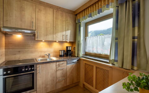 Niederau 26: Interior Design, Legna, Cucina, Mobilia, Cabinetry, Pavimentazione, Camera, Soffitto, Pavimento, Controsoffitto