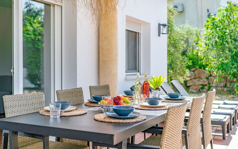 Mar Blanco: Zona Residenziale, Arbusto, Tetto, Casa, Villetta, Driveway, Estate, Raccordo, Landscaping, Cortile