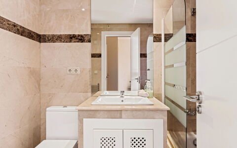 Cerro del Sol 6: Pavimentazione, Pavimento, Interior Design, Idraulico Fixture, Parete, Bagno, Mobiletto Del Bagno, Casa, Specchio, Lavello