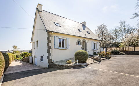 Martin: Zona Residenziale, Arbusto, Tetto, Casa, Villetta, Driveway, Estate, Raccordo, Landscaping, Cortile