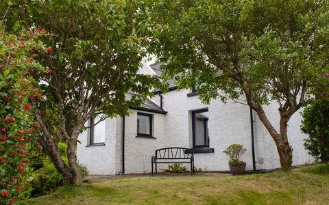 Galtrigill: Zona Residenziale, Arbusto, Tetto, Casa, Villetta, Driveway, Estate, Raccordo, Landscaping, Cortile