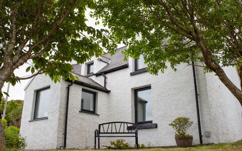 Galtrigill: Zona Residenziale, Arbusto, Tetto, Casa, Villetta, Driveway, Estate, Raccordo, Landscaping, Cortile
