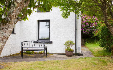 Galtrigill: Zona Residenziale, Arbusto, Tetto, Casa, Villetta, Driveway, Estate, Raccordo, Landscaping, Cortile
