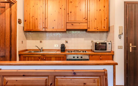 Deliziosa Mansarda: Legna, Interior Design, Cabinetry, Cucina, Pavimentazione, Soffitto, Mobilia, Camera, Pavimento, Color Legno