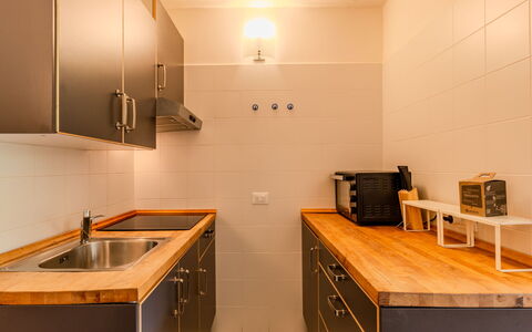 Vallesinella: Controsoffitto, Cucina, Pavimentazione, Cabinetry, Interior Design, Pavimento, Legna, Soffitto, Elettrodomestico Da Cucina, Apparecchio Major