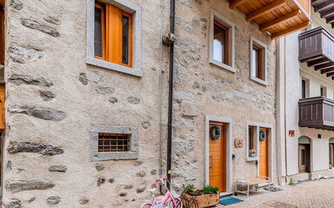 Pinzolo 4: Parete, Porta, Brick, Muratura, Calcestruzzo, Vicolo, Porta A Casa, Cobblestone, Illuminazione Diurna, Gesso