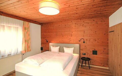 Manuel: Legna, Interior Design, Soffitto, Pavimentazione, Pavimento, Lampada, Camera, Color Legno, Camera Da Letto, Letto