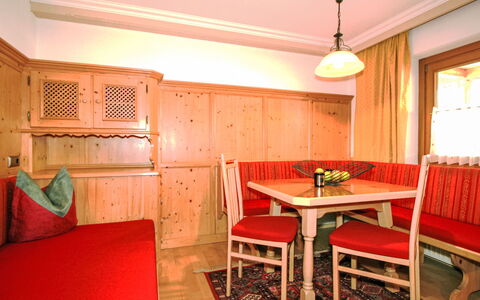 Manuel: Interior Design, Mobilia, Pavimentazione, Pavimento, Soffitto, Camera, Color Legno, Soggiorno, Lampada, Cornice